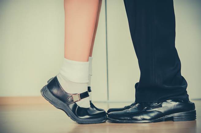 美國佛州發生一起大叔為追愛少女，直接下榻少女衣櫃的離奇事件。(示意圖/達志影像)