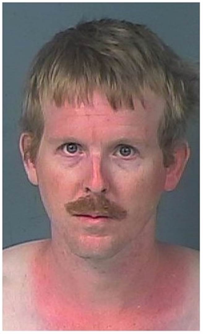 此名大叔不願遠距離戀愛，乾脆直接入住少女衣櫃中。(臉書Hernando County Sheriff's Office)