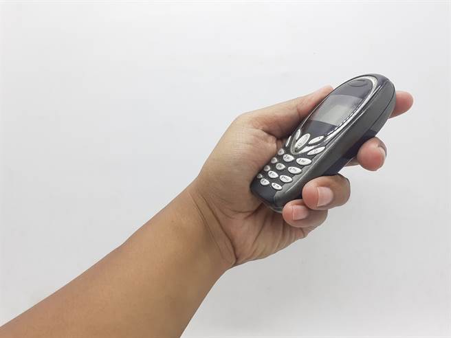 老翁到处求师傅帮忙修手机 点开录音檔全网鼻酸(示意图／达志影像)