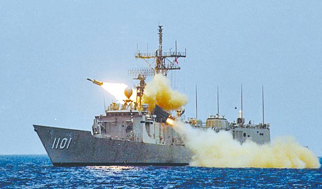 2016年6月，海軍成功級艦發射「雄風三型」改良增程超音速反艦飛彈。日前有退役將認為，雄風飛彈應停產，現役飛彈繼續用，新彈則改採購美製魚叉飛彈。（摘自中科院官網）