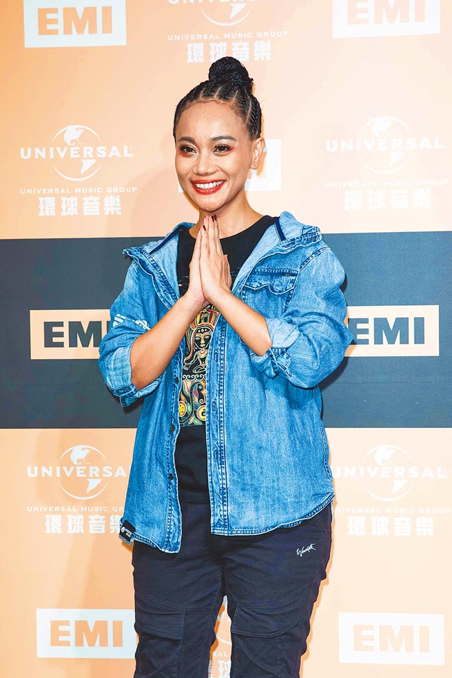 阿爆昨凌晨出席庆功宴，对自己获得3座金曲奖项肯定充满感谢。（石智中摄）