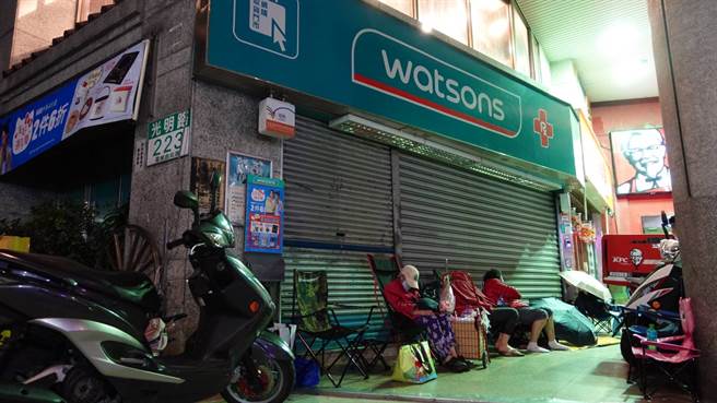 民眾不畏風雨徹夜排隊。（照片/游定剛 拍攝）