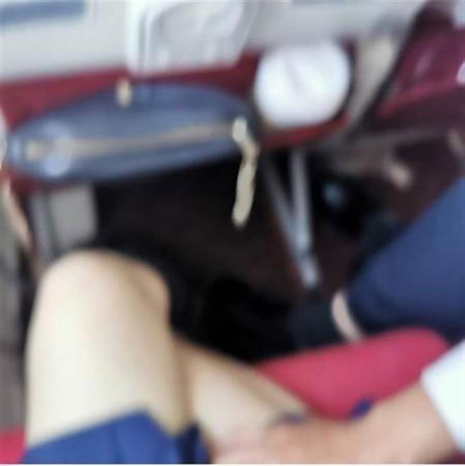 正妹搭机遭噁男狂摸大腿90分钟。（图／翻摄自北京头条）