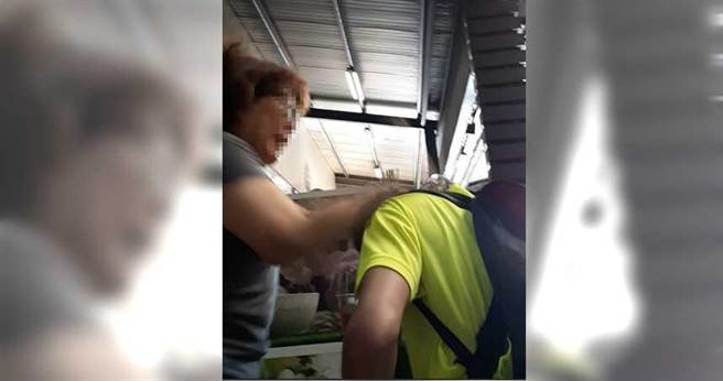 当时王姓领队前往灵堂致哀，还辩称推卸责任，引起张姓死者妻子衝上前痛打。（CTWANT／翻摄画面）