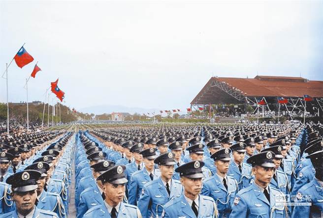 民国49年，国庆日阅兵，站在总统府前的是政工干校学生队伍（Barry Schuttler摄，游胜傅彩色復原），整齐画一，精神抖擞，右前方是着名的三军球场。