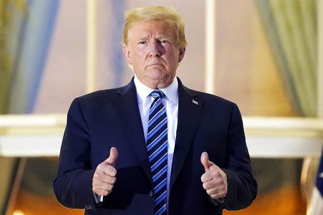 美国总统川普感染新冠肺炎后，仅住院4天就出院，不过外界关注他服用类固醇药物地塞米松可能造成性格大变等严重精神副作用。图为川普5日返回白宫后接受媒体拍照的画面。（图／美联社）