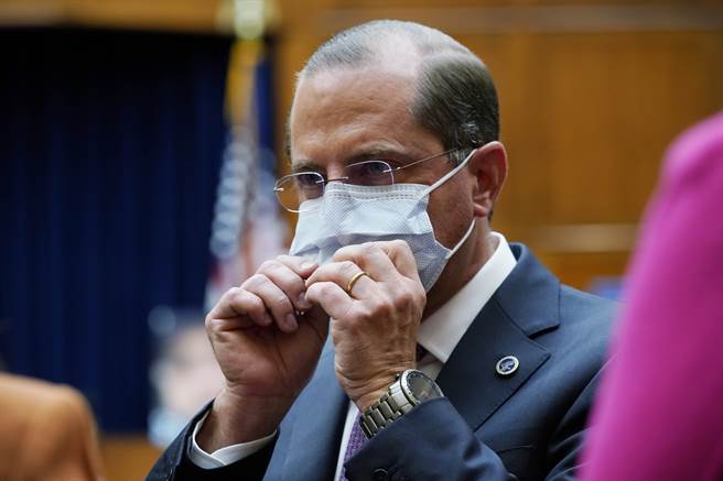 虽然「集体免疫」早被主流意见认定是危险的防疫策略，但美卫生部长阿札尔，以及美国总统川普的防疫爱将阿特拉斯正与一批专家商讨在美国「集体免疫」的可行性。图为阿札尔。（美联社）