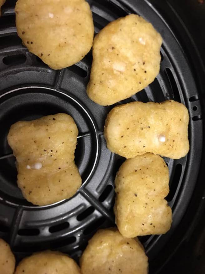 气炸鸡块「冒白脓」可以吃？他曝超专业真相，网全看呆。（图／翻摄自好市多商品经验老实说）