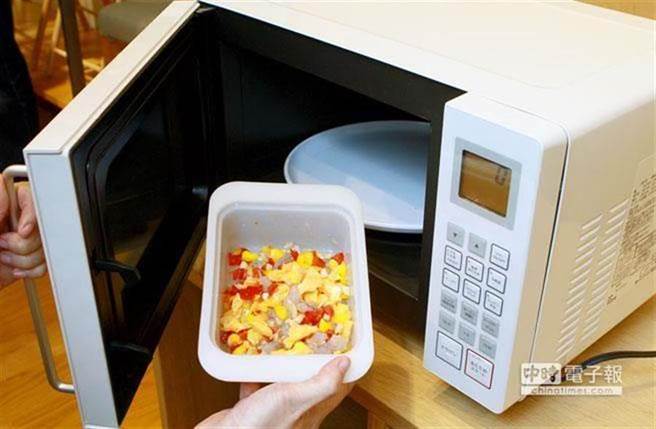 刊登于《美国医学协会期刊》的研究指出，长期食用泡麵、冷冻或微波的即食食品、添加亚硝酸盐等添加物的肉品等「超加工食品」，恐提高糖尿病及罹癌风险。（示意图/本报系资料照 陈麒全摄）