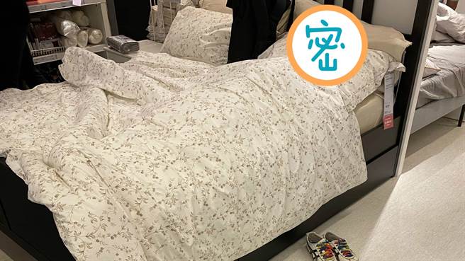 一名男子于展示床倒头睡，不少网友狠狠亏他。（图／翻摄自爆废公社公开版）