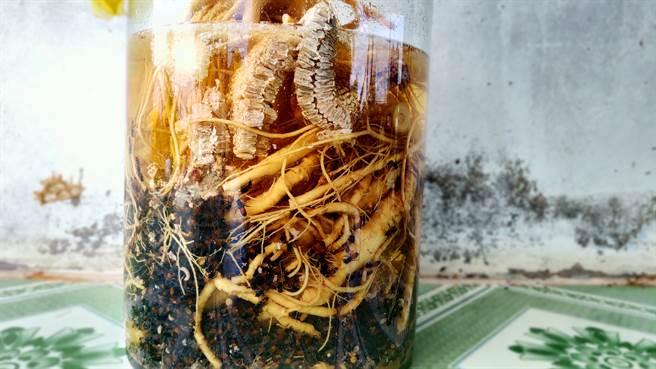 開瓶泡10年藥酒招待朋友 男一看內容物秒崩潰(示意圖/達志影像)