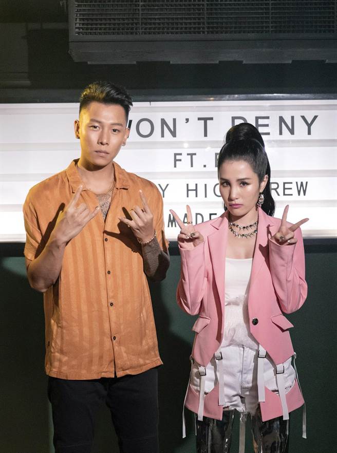 江静（右）新歌邀瘦子合作。（本色提供）