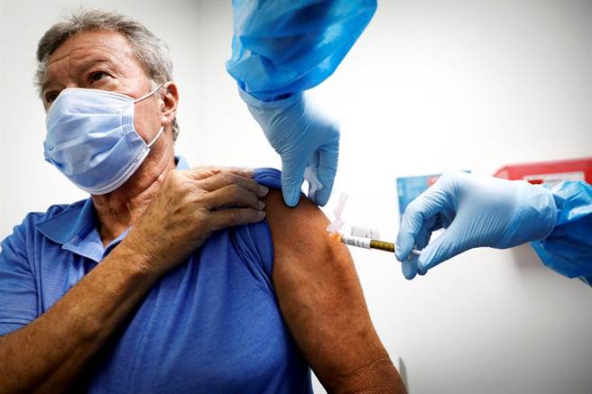 美国总统川普曾暗示新冠疫苗可望在11月3日总统大选前推出，不过美国食品暨药物管理局（FDA）近期针对疫苗的紧急使用授权提出更严格的标准，建议对施打完成最后一剂疫苗的志愿者再观察2个月，以追踪后续效果及副作用，不过这份指导方针却迟迟未获白宫批准。（资料照／路透社）