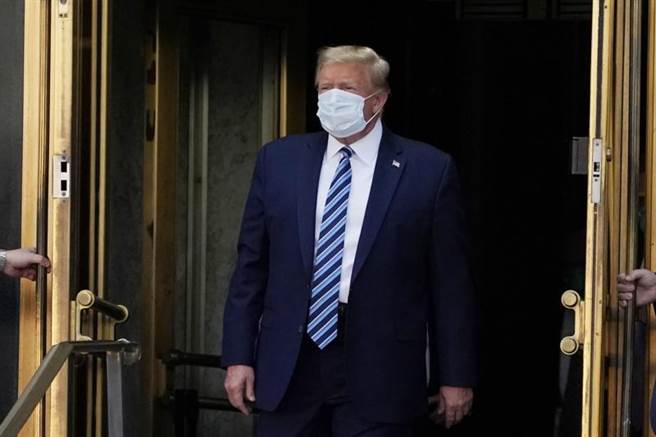 歷经4天住院疗程后，美国总统川普走出华特里德国家军事医学中心。（美联社）