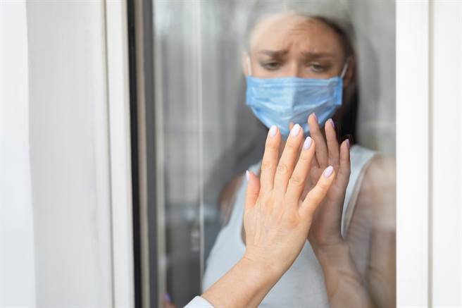 突如其来的新冠肺炎疫情衝击了全球，不仅对于各产业在经济面带来衝击，人们的身心健康也难免受到影响。（达志影像／Shutterstock提供）
