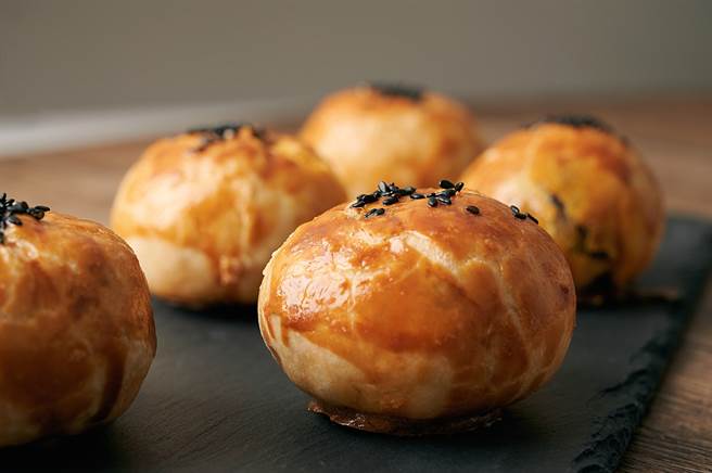 他吃完月饼肚子爆痛，友人一看包装底部惊呆：还能活吗？(示意图/达志影像)