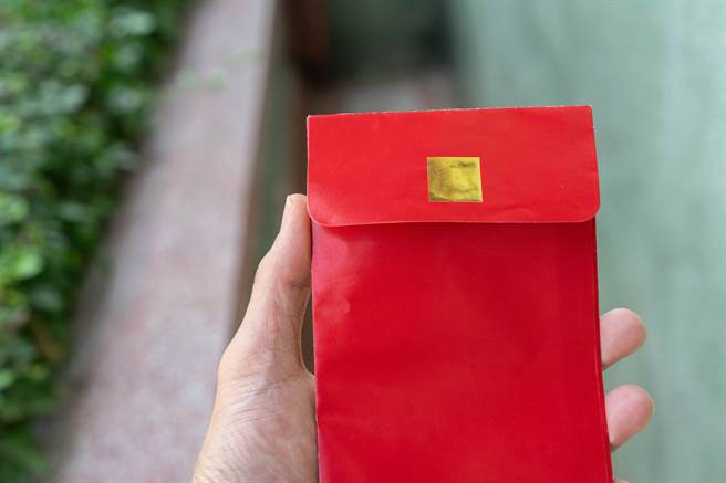 吓坏！妈捡路边红包回家 他急丢金炉竟出现惊人变化 (示意图／达志影像)

