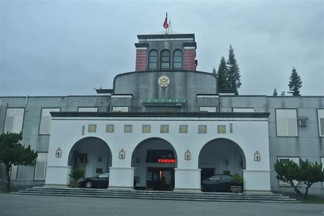 胡男開車載女同學回校領取畢業證書，竟起色心，趁對方閉眼休息，解開襯衫與內衣揉捏胸部，並撫摸其生殖器猥褻得逞；花蓮地方法院審結，依乘機猥褻罪判處6個月有期刑期，可易科罰金。（羅亦晽攝）