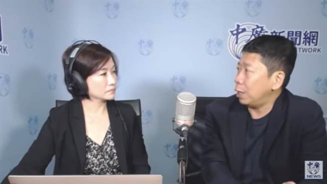 高雄市议员黄绍庭（右），在王浅秋的广播节目中分享高雄现况。（图／摘自8点千秋万事YouTube）