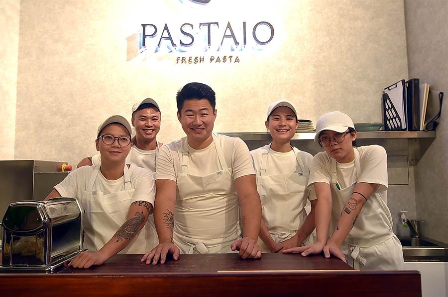 〈PASTAIO〉主廚Timothy呂學明（中）2008年曾在美國的「BEST TEEN CHEF 2008」廚藝大賽中得到冠軍，並曾在多家米其林餐廳歷練。（圖／姚舜）