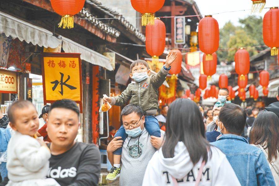 圖為10月4日，遊客在貴陽青岩古鎮遊玩。（中新社）