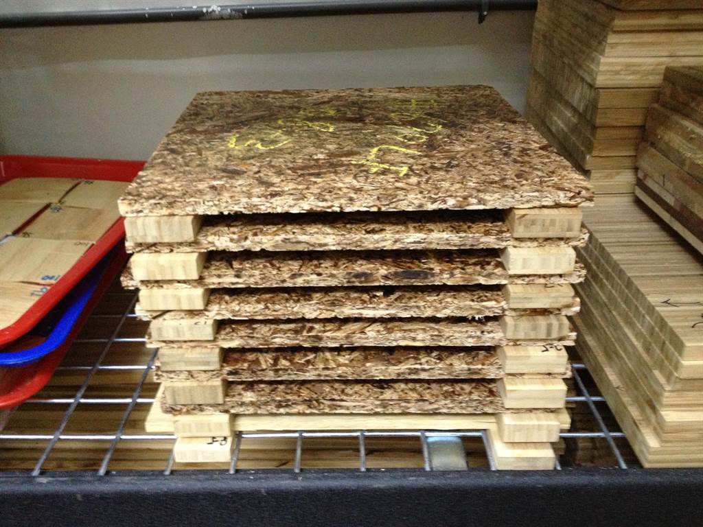王升陽研究團隊所研發的國產木竹廢料製成複合板材。（興大提供／陳淑芬台中傳真）