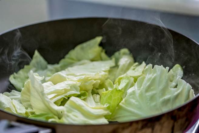 台南友人分享，炒高丽菜时会加一点糖，引发网友热议，老饕大讚是「厨师级技巧」。（图／Shutterstock）