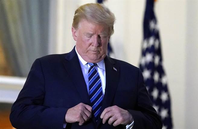 美国总统川普10月5日从医院返回白宫后，站在「蓝厅」（Blue Room）外的露臺上整装。（美联社）