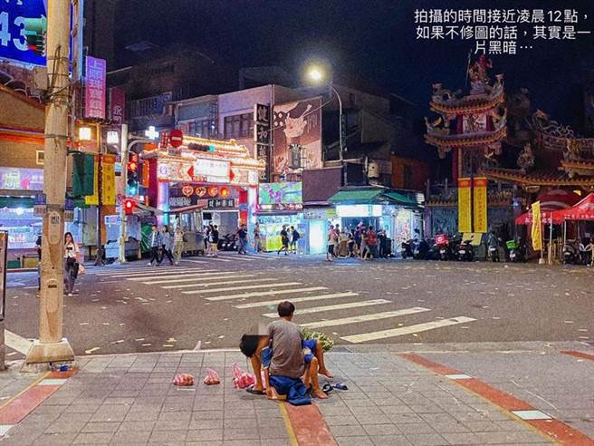 这一幕让原PO相当震撼，并认为深夜应该是孩子上床睡眠的时间，却在夜市帮着爸爸一起摆摊，希望大家能够多帮忙他们。（图／翻摄自Hello Cindy）