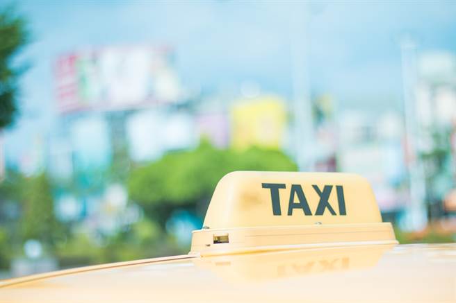 這名男子因失業，卻不敢告訴家人，只能偷偷地當起計程車，每日依照過往生活，騎乘機車出門，至半路再更換計程車做生意，直到某天叫車的乘客上車後，是自己的妻子，這一切才曝光。（圖／示意圖，達志影像）