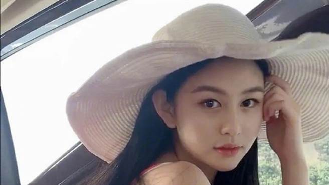 邱淑贞的大女儿沈月。（图／IG@沈月）