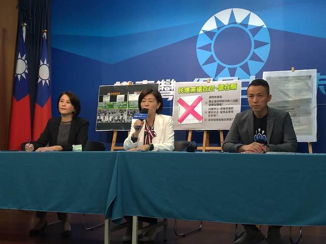 王鸿薇（左起）、王育敏及陈伟杰上午开记者会。（黄福其摄）