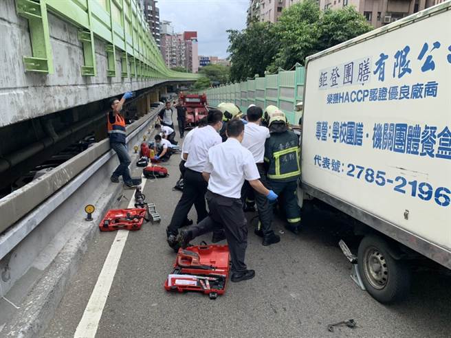 建國高架匝道貨車追撞車頭全爛駕駛滿臉血趴方向盤命危 社會 中時