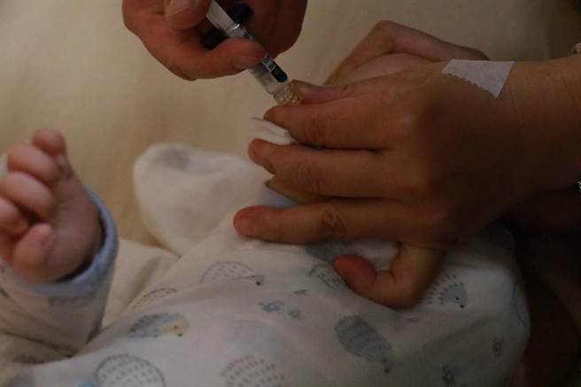 台中慈濟醫院小兒科醫師余孟恭提醒，該打的疫苗一針都不要懈怠。（台中慈濟醫院提供／王文吉台中傳真）
