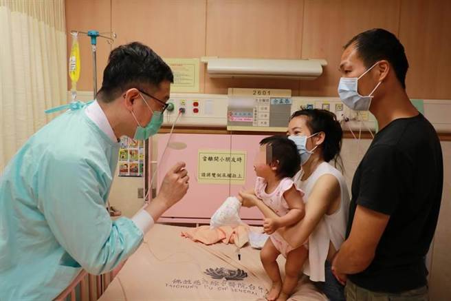 台中慈濟醫院小兒科醫師余孟恭向女嬰父母說明水痘病毒感情形。（台中慈濟醫院提供／王文吉台中傳真）