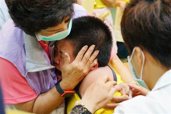 小儿急诊医指出，自家医院有小儿占床爆满的情形，提醒民眾防范疫情要特别小心。此为学童施打流感疫苗。（资料照片 黄国峰摄）