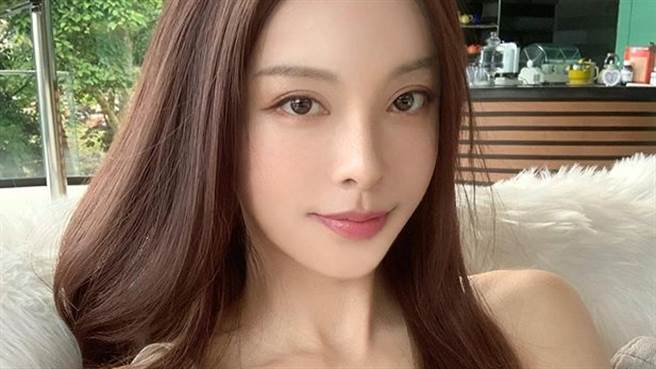 钢琴女神李元玲（Cathryn Li）泳衣侧边挖空「掉出D球」羞喊：胸胸瞪回去（图／IG@cathrynli）