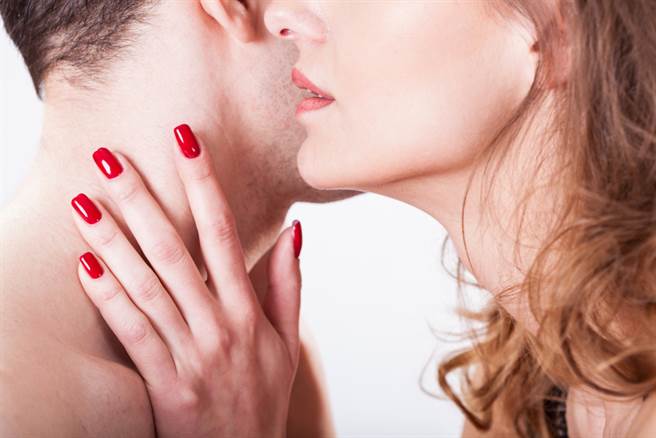 女网友心痛在脸书社团中诉说，她发现老公外遇健身女教练，小三甚至不停在她面前与她老公秀恩爱，犹如八点檔的剧情让网友全都看傻。（示意图／Shutterstock）