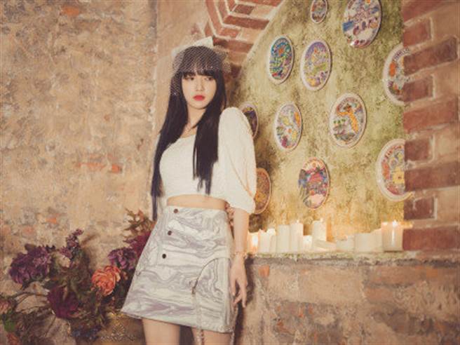 22岁大陆女星程潇（Cheng Xiao）是南韩人气女团「宇宙少女」的一员，拥有甜美外表及性感感身材。（图／摘自微博@星艺周刊）