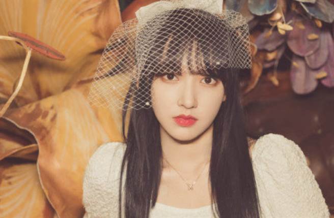 22岁大陆女星程潇（Cheng Xiao）是南韩人气女团「宇宙少女」的一员，拥有甜美外表及性感感身材。（图／摘自微博@星艺周刊）