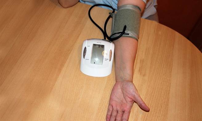 规则记录身体状况有助医师快速了解及掌握病患身体变化，提出最好的医疗建议。（康健杂志提供）