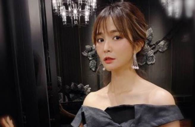 40歲女星吳怡霈穿上平口黑洋裝大秀鎖骨線及直角肩。（圖／IG@wuipei29）