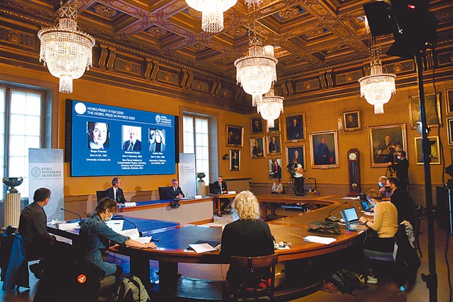 2020年諾貝爾物理學獎由3學者共享殊榮，學者爆料根策爾和吉茲兩人在觀測領域是死對頭，而潘洛斯為已逝物理學家霍金的啟蒙恩師。（路透）