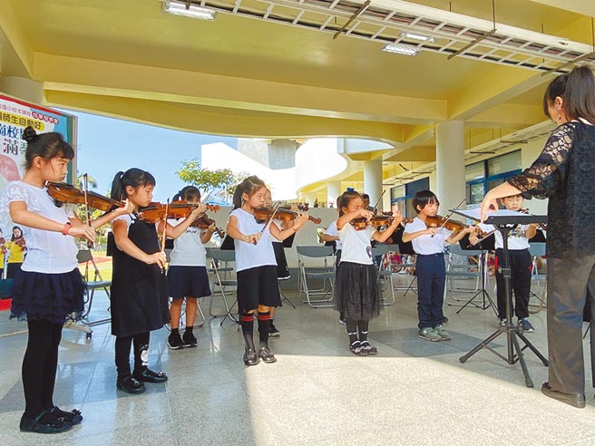 台南市南區龍崗國小是全校僅86人的漁村小校，拉小提琴是小一、小二必修課程。（曹婷婷攝）