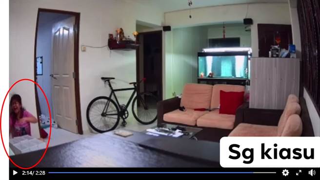 新加坡的社群频道，日前流传1部儿子赏妈妈连环5巴掌的影片，图为妈妈被不肖子连打5巴掌后，彻底崩溃落泪的坐在地方。(脸书社群 SG Kaisu Stuff)