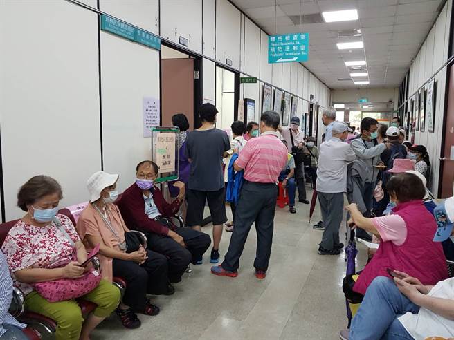 流感疫苗轮流缺！台大才补新货 换马偕、新光打光了。图为等待打流感疫苗的排队人潮。（徐秀娥摄）
