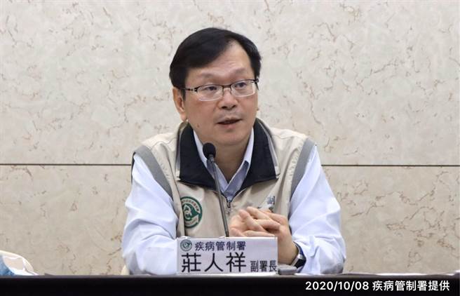 疾病管制署副署长庄人祥表示因应公费流感疫苗接种踊跃，疾管署已加速供货，请民眾接种前先预约询问，以免久候。（疾管署提供）