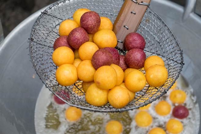 北部地瓜球「加一味」 彰化妹惊呼：好衝击啊（图／达志影像）