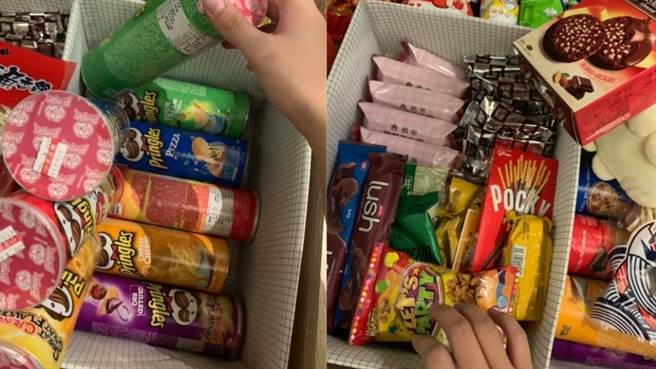 网友分享自家秘密基地，床垫掀开藏了各式零食，种类齐全，画面超壮观。（图／截自脸书爆废公社二馆）