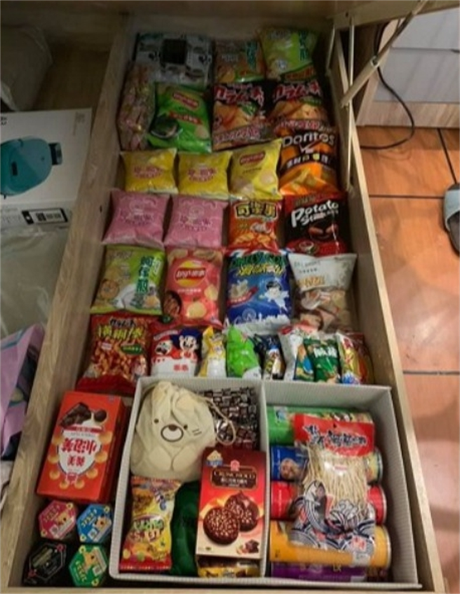 网友PO出自家床底照片，竟摆满零食宛如小型超商。（图／截自脸书爆废公社二馆）